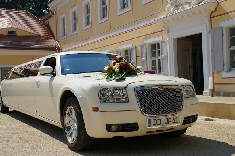 Wer will, kann mit einer Stretchlimousine am Jagdschloss vorfahren. Foto: KTP