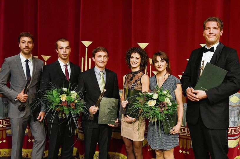 Die Preisträger der Max Grünebaum-Preisverleihung 2016 (v.l.n.r.): Dr.-Ing. Andreas Wurm, Philipp Richter, Dr.-Ing. Bert Kaiser, Greta Dato, Tänzerin, Claudia Düsing, Theatermalerin und -plastikerin, Ingo Witzke, Sänger. Foto: Marlies Kross