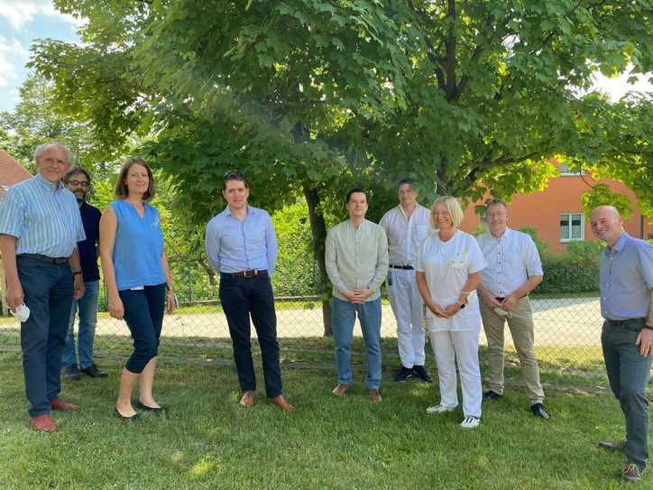 Mitglieder und Partner des Zentrums für seltene Erkrankungen (v.l.): Dr. von Grünhagen (Ärztlicher Lotse), Dr. Heinritz (Praxis f. Humangenetik), Dr. Löbel (Studienzentrale), Dr. Ortmann (Thiem Research), Dr. Steeg (Kardiologie), PD Dr. Schmidt-Hieber (Hämatologie), Dr. Stolz (Kinderklinik), Prof. Dr. Fischer (Dermatologie), PD Dr. Schwabe (Sozialpädiatrisches Zentrum). Foto: pm