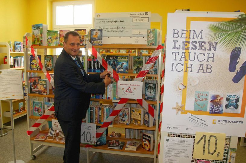Hagen Kettner vom Landesamt für Schule und Bildung gab die Regale für den Buchsommer 2021 in der Riesaer Bibliothek frei. Foto: Farrar