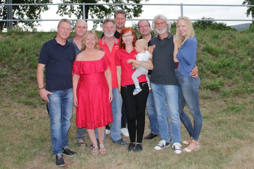 Mitglieder des »Heidenauer Musikervereins e.V.« mit ihrem jüngsten Fan. Foto: HMV