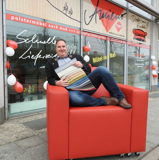 Thomas Mehnert im XXL-Sessel zur Neueröffnung von »Amieno Polstermöbel« auf der Könneritzstraße. Foto: Pönisch