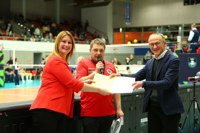 Sportbürgermeister Dr. Peter Lames (r.) übergibt den Fördermittelbescheid im Beisein von Moderator Sebastian Winkler an Sandra Zimmermann.