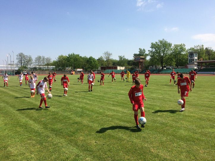 Junge Sportschüler jonglieren – das ist Bestandteil der Stadtwette von OB Holger Kelch für den 23. Mai. 500 rot-weiß gekleidete Cottbuserinnen und Cottbuser sollen im Sportzentrum jonglieren und zeigen, wie fit Cottbus ist. Foto: Stadt Cottbus