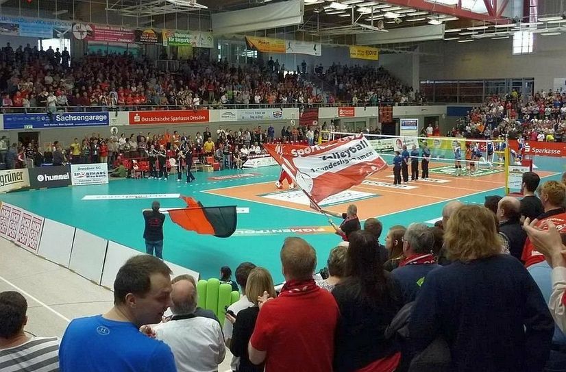 Nach coronabedingter Planungsunsicherheit 2021/22 wird der Dresdner SC für die Spielzeit 2022/23 wieder eine Dauerkarte für seine Fans anbieten.