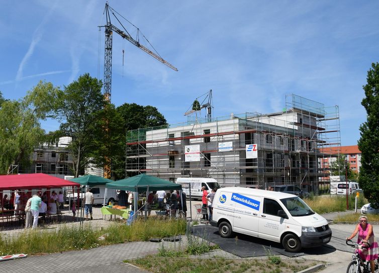 Blick auf die Baustelle: Das Bild in der Schipkauer Ortsmitte ändert sich. Hier wachsen derzeit mehrere Gebäude mit über 100 Wohnungen empor. Foto: Martin Konzag