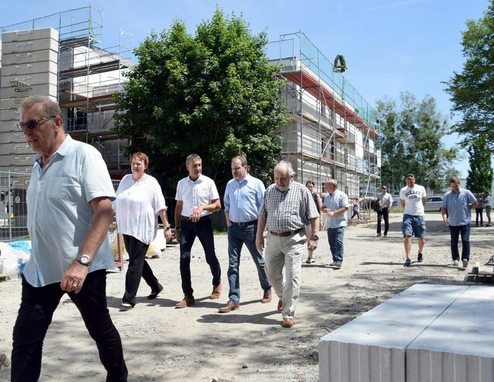 Nach den offiziellen Worten sahen sich die Gäste auf der imposanten Baustelle in der Schipkauer Ortsmitte um. Foto: Martin Konzag