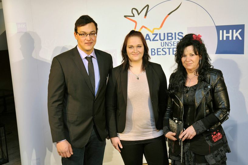 LWG-Jungfacharbeiter Steve Krengel gemeinsam mit Freundin und Mutter nach der Bestenehrung in Berlin. Foto: DIHK/Schicke/Ebner