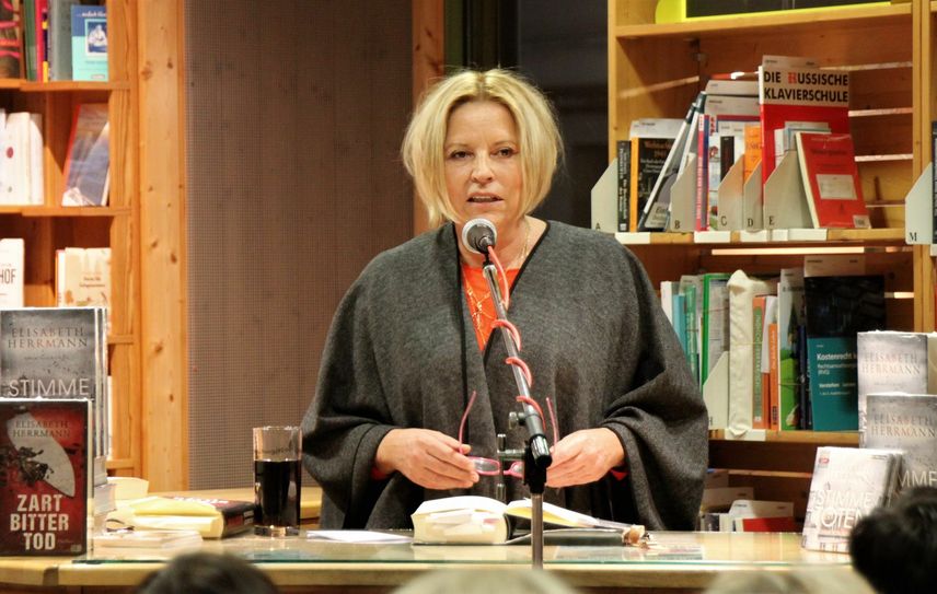 Elisabeth Hermann bei einer früheren Lesung in der Buchhandlung Mayer Finsterwalde. Foto: jw