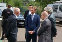 Ministerpräsident Michael Kretschmer (M.)  im Gespräch mit Werkleiter Uwe Reinecke (l.) und Feralpi-Leiter Giuseppe Pasini (r.)