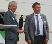 Ein Geschenk: Die Schutzpatronin übergeben von einem Vertreter der Bergakademie Freiberg.