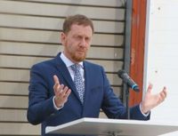 Ministerpräsident Michael Kretschmer (CDU) stellt sich hinter die Schwerindustrie und fordert sinnvolle Zukunftspläne von der Regierung.