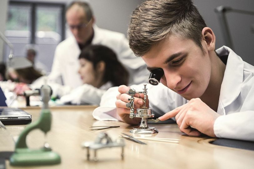 Ein gutes Auge und eine sichere Hand sind schon mal gute Voraussetzungen, um mechanische Uhren zu bauen. Foto: Glashütte Original Uhrmacherschule