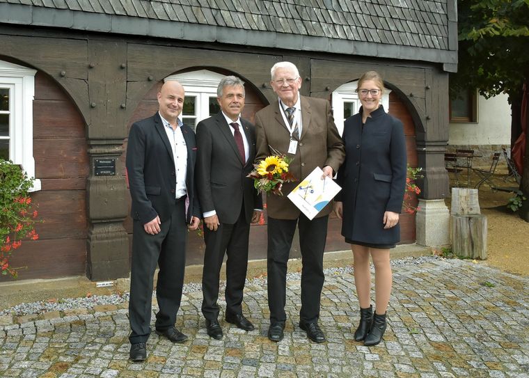 Frank Jünger wurde zu seinem heutigen 80. Geburtstag von Landrat Michael Harig überrascht. Gemeinsam mit der Ehrenamtsbeauftragten Dunja Reichelt erhielt er die Auszeichnung „Ehrenamt des Monats September“. Den Glückwünschen schloss sich auch der stolze Bürgermeister Thomas Polpitz an. Foto: Holger Hinz