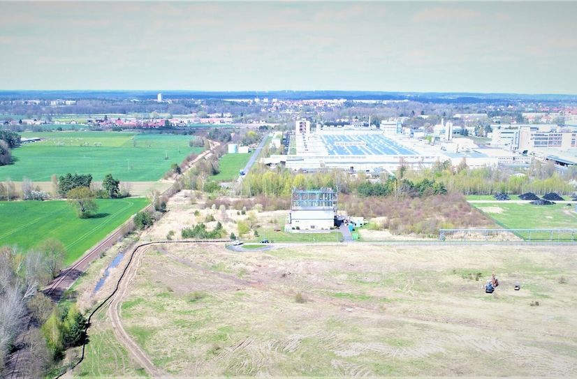 Blick auf das Industriegebiet, das in westliche Richtung, links der Bahnschienen, erweitert werden soll.