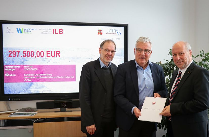 Fördermittelübergabe in Guben. Oliver Bathe (Bereichsleiter Strategie/ Werkstattprozess WRL), Lausitz-Beauftragter Klaus Freytag und Bürgermeister Fred Mahro.