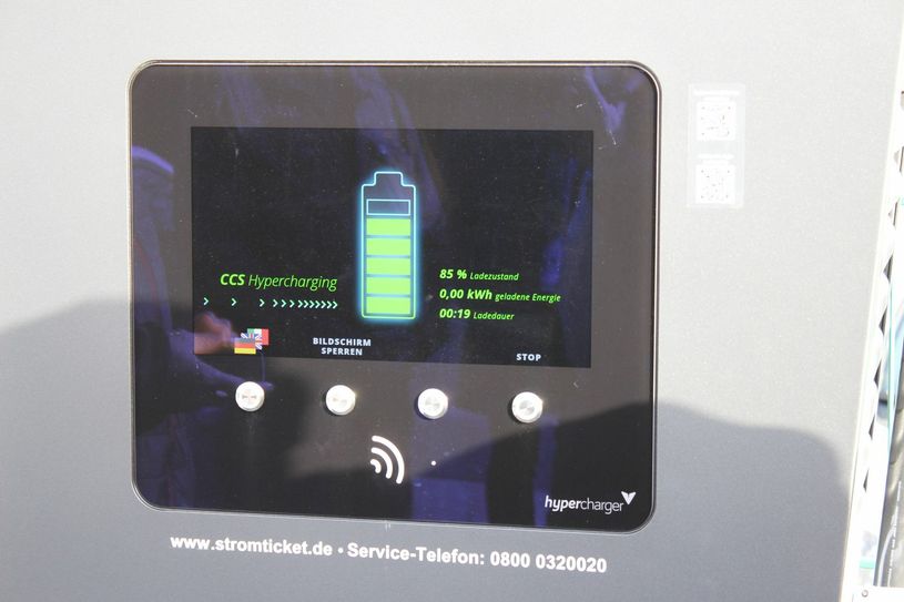 Der Ladestand kann am Display der Säule überprüft werden. Wenn das Fahrzeug die Schnellladefunktion unterstützt, kann die Säule den Akku so schnell laden, dass in acht Minuten wieder genug Saft für 100 Kilometer zur Verfügung steht. Foto: T. Keil