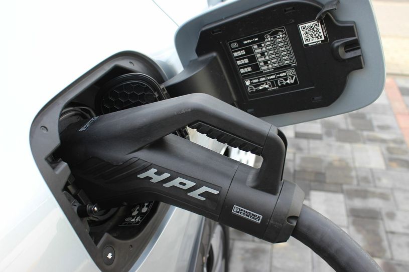 Die Säule verfügt über drei Anschlüsse. Neben dem hier im Bild gezeigten CCS-Anschluss steht auch ein CHAdeMO-Anschluss und eine Drehstromsteckdose zur Verfügung. Foto: T. Keil