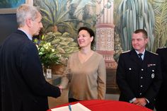 Stiftungsvorstand Gert Streidt bedankte sich bei Ina Grondke. Die Einwohnerin von Branitz bemerkte das Feuer an der Seepyramide und alarmierte umgehend die Feuerwehr. Foto: Michael Helbig