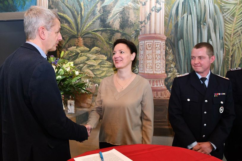 Stiftungsvorstand Gert Streidt bedankte sich bei Ina Grondke. Die Einwohnerin von Branitz bemerkte das Feuer an der Seepyramide und alarmierte umgehend die Feuerwehr. Foto: Michael Helbig