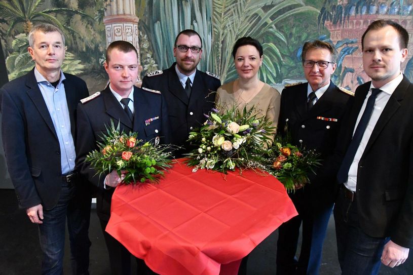 Stiftungsvorstand Gert Streidt (l)  und Parkleiter Claudius Wecke (r) bedankten sich am Montag stellvertretend bei Ina Grondke (3.v.r.)  aus Branitz sowie bei Martin Kuhlmann (2.v.l.) und Robert Emmert (3.v.l.) von der Freiwilligen Feuerwehr Branitz und Heiko Malaske (2.v.r) von der Cottbuser Berufsfeuerwehr für ihr Engagement. Foto: Michael Helbig