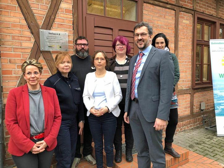 An der Eröffnungsfeier für das „Stellwerk 8“ nahmen auch Dahme-Spreewalds Sozialdezernent Carsten Saß (2.v.r.) und die Migrationsbeauftragte Antje Pretky (l.) teil. Foto: Landkreis Dahme-Spreewald