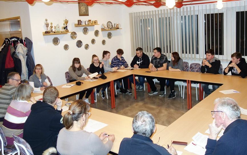Die Jugendversammlung in Briesen- Kinder und Jugendlichen waren eingeladen, mit ihren Gemeindevertretern zu diskutieren. Foto: K. Möbes
