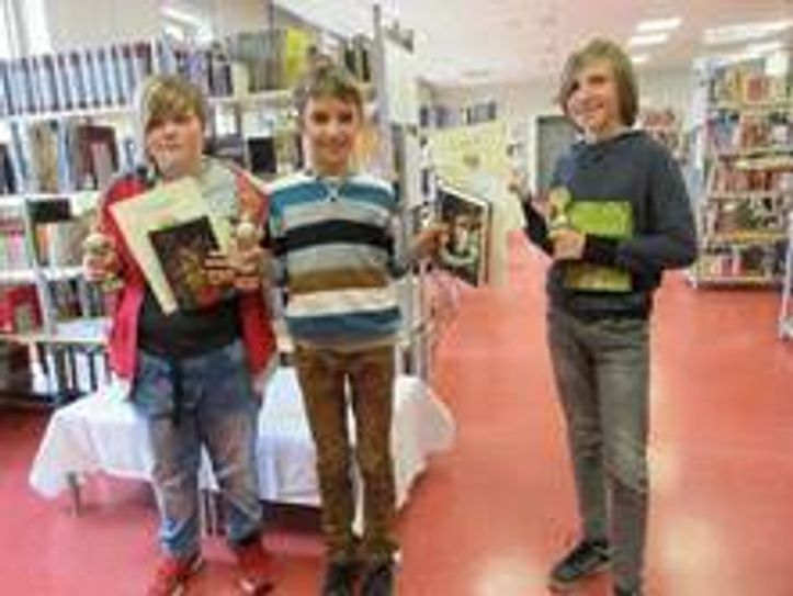Foto: Die Gewinner des diesjährigen Vorlesewettbewerbs: Benjamin Biersack (Mitte) von der Gartenschule Lauchhammer gewann Platz 1, gefolgt von Hedda Woraschk (li.) von der Wandelhofschule auf Platz 2 und Tristan Gohla (re.) von der Gartenschule Lauchhammer auf Platz 3. Foto: SeeCampus-Bibliothek Schwarzheide.