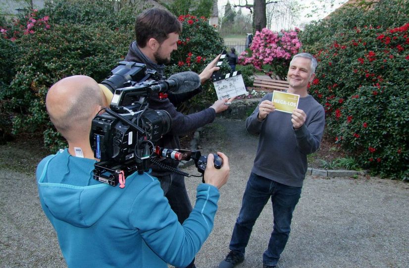 Bei den Dreharbeiten zum Fernsehlotterie-Spot wurde auch Projektleiter Lutz Höhne (r.) gefilmt. Er ist im Epilepsiezentrum Kleinwachau für den Bereich Sport und Kultur zuständig.