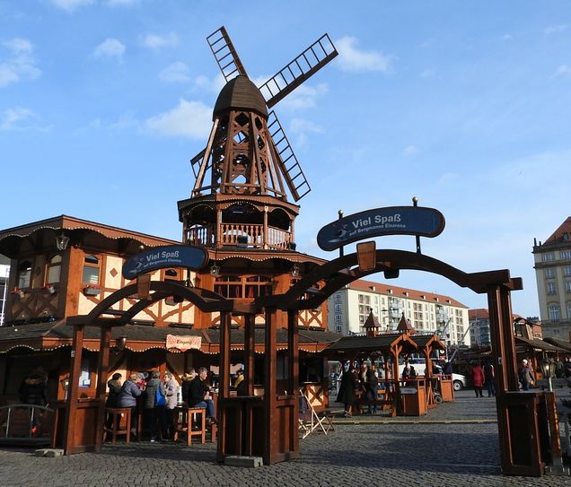 Der Winter hat Einzug gehalten am Altmarkt, zumindet der »Winterzauber«. Foto: Pönisch