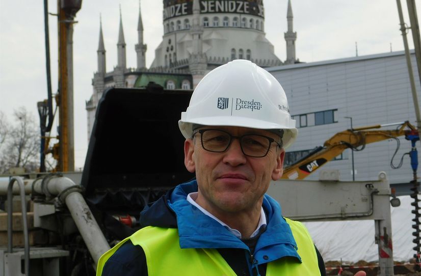 Dresdens Sportbürgermeister Dr. Peter Lames  auf der Großbaustelle Steyer-Stadion.