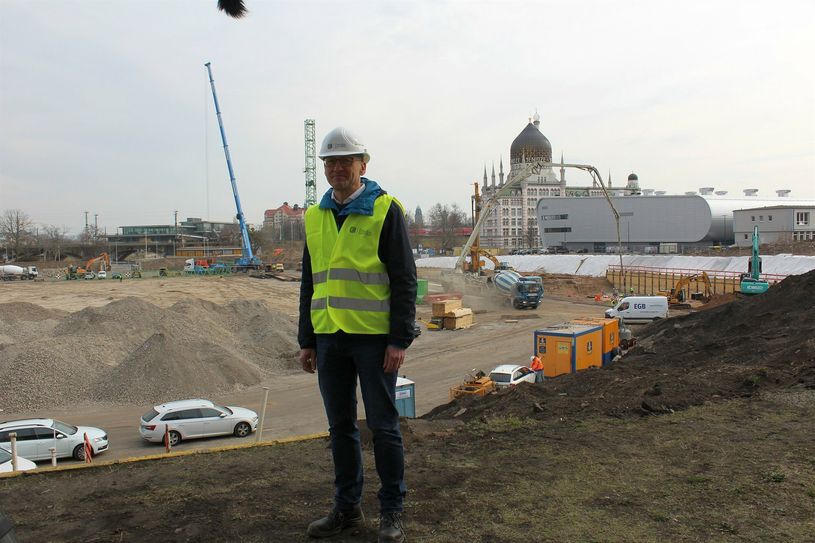 Sportbürgermeister Dr. Peter Lames vor der Baustelle der Multifunktionsarena.