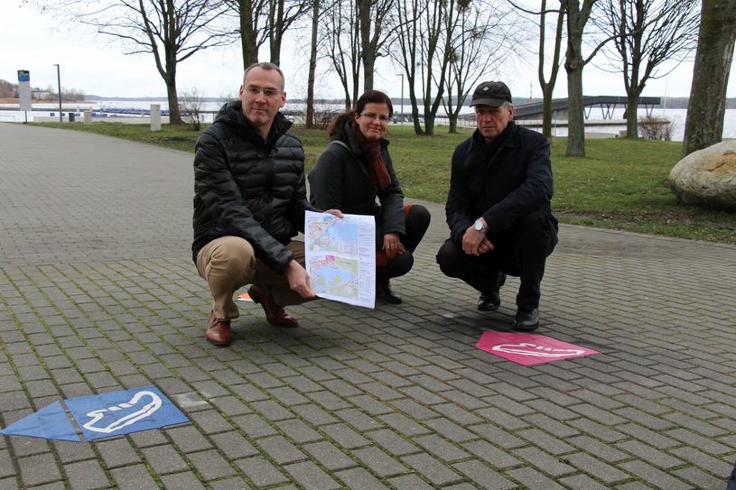 Geben die markierten Laufstrecken frei: Senftenbergs Bürgermeister Andreas Fredrich (li.), Anja Kolander aus der städtischen Wirtschaftsförderung und Detlev Wurzler (re.), Verbandsvorsteher des Zweckverbandes Lausitzer Seenland Brandenburg. Foto: sts