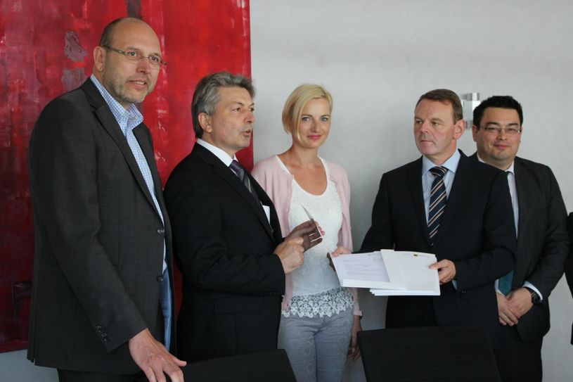 Mit mehr als einer Millionen Euro im Gepäck besuchte der Chef der sächsischen Staatskanzlei , Staatsminister Fritz Jaeckel (2.v.r.), in diesen Tagen das Elblandklinikum Meißen. Oberbürgermeister Olaf Raschke(l.), Landrat Arndt Steinbach, LT Daniela Kuge und Klinikchef Frank Ohi freuen sich über die Untertsützung des Freistaates. In Meißen entsteht eine Interdisziplinäre Notaufnahme nach modernstem Standart.  Foto: Farrar