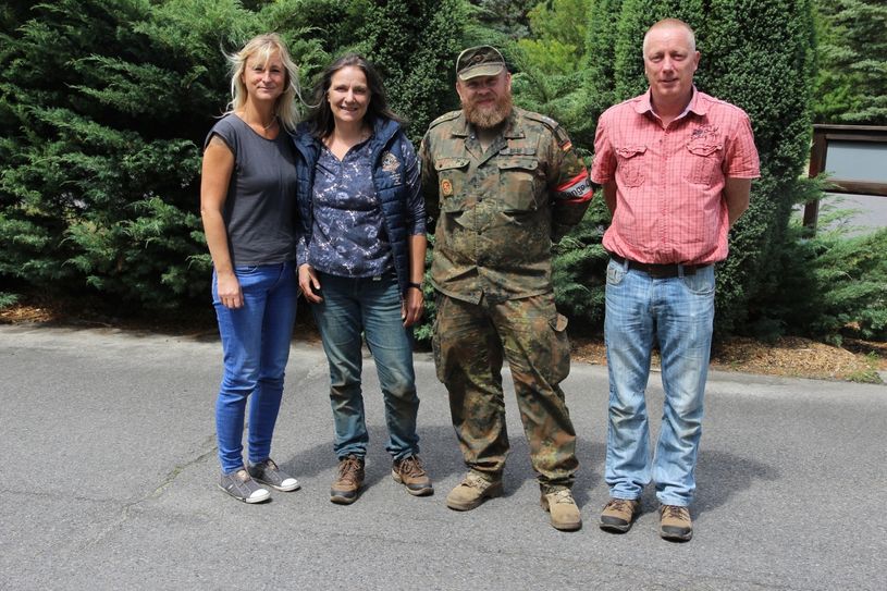 Dr. Patricia van der Burgt, Hauptmann Ivo Graf und zwei Kriminaltechniker beginnen mit der Absuche der Oberfläche. Foto: Polizei