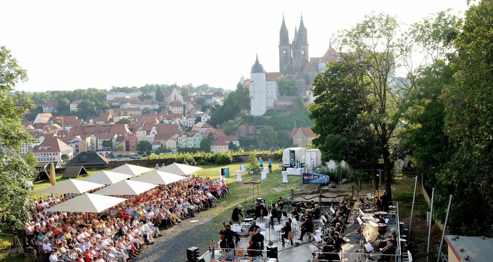 Die Elbland Philharmonie Sachsen ist mit ihrem Filmmusik-Open-Air auf dem Crassoberg in Meißen zu erleben.