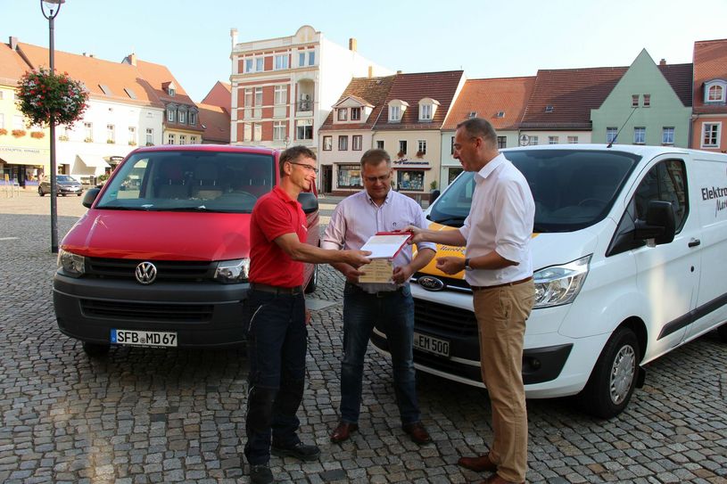 Mike Marotzke (Mitte) und Harald Rothe (li.) sind die ersten Handwerker, die eine Handwerkerparkkarte für die Senftenberger Innenstadt erhalten. Bürgermeister Andreas Fredrich (re.) überreicht sie hier symbolisch den beiden Männern. Foto: sts