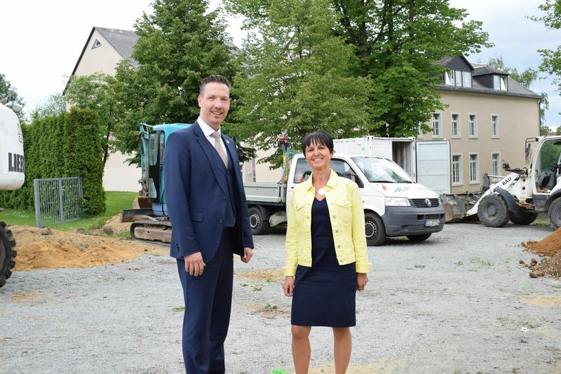 Bürgermeister Michael Herfort und Schulleiterin Daniela Hosang freuen sich schon auf die Container. Genau an diesen Standort sollen die Schüler und Schülerinnen der Oberschule in neuen Fachkabinetten lernen. Foto: Sandro Paufler