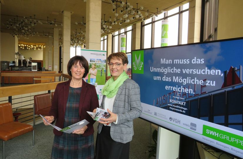 Carmen Hoffmann (links) übergibt den Staffelstab für die Musikfesttage an Christiane Vogel.