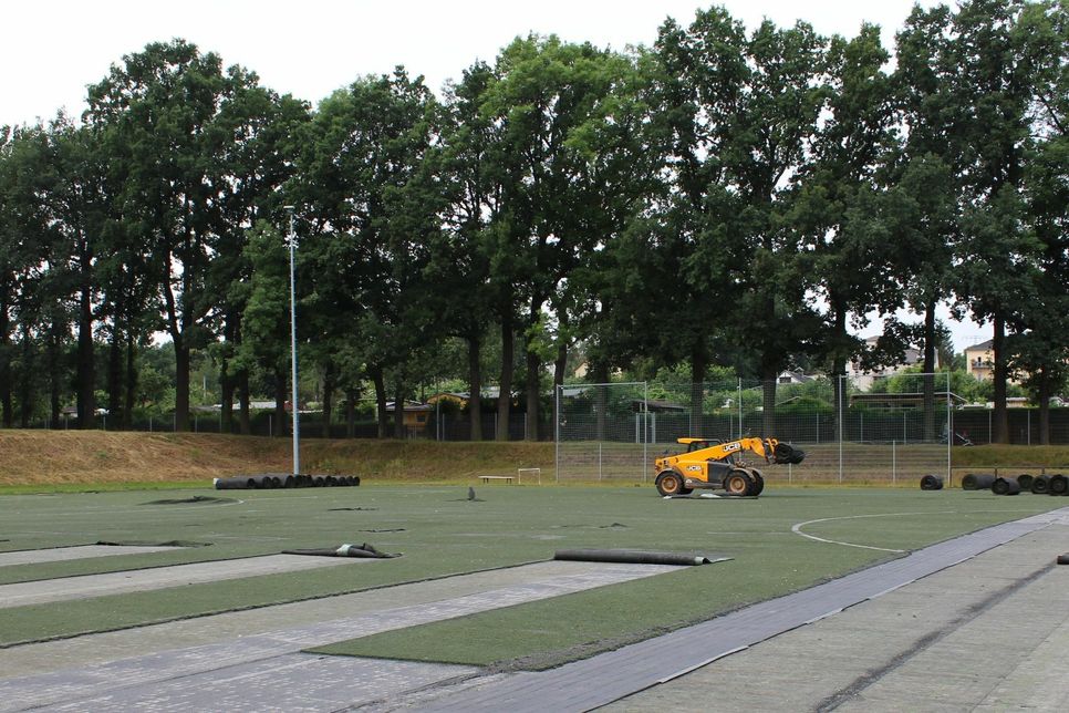 Am 2.Juli begannen die Arbeiten an der Sportanlage Saalhausener Straße. Zunächst wird der 13 Jahre alte Kunstrasen entfernt und recycelt. Foto: Eigenbetrieb Sportstätten Dresden