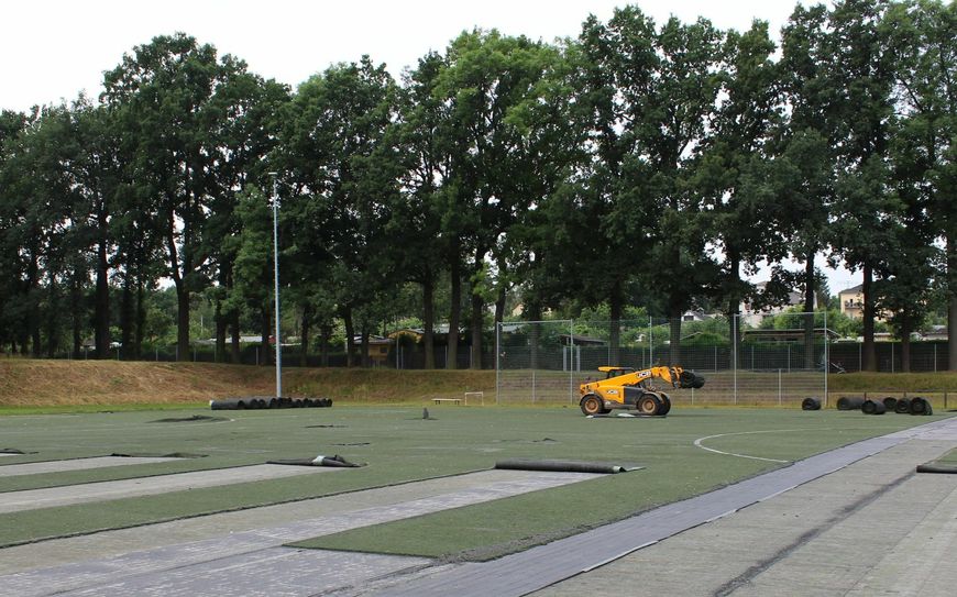 Am 2.Juli begannen die Arbeiten an der Sportanlage Saalhausener Straße. Zunächst wird der 13 Jahre alte Kunstrasen entfernt und recycelt. Foto: Eigenbetrieb Sportstätten Dresden