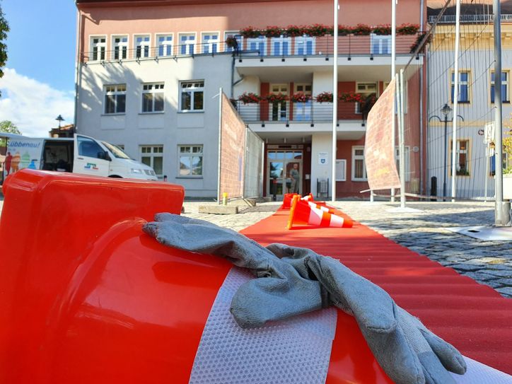 Vorbereitungen für die Open Air Ausstellung auf dem Kirchplatz Foto: Lübbenaubrücke/Nopper