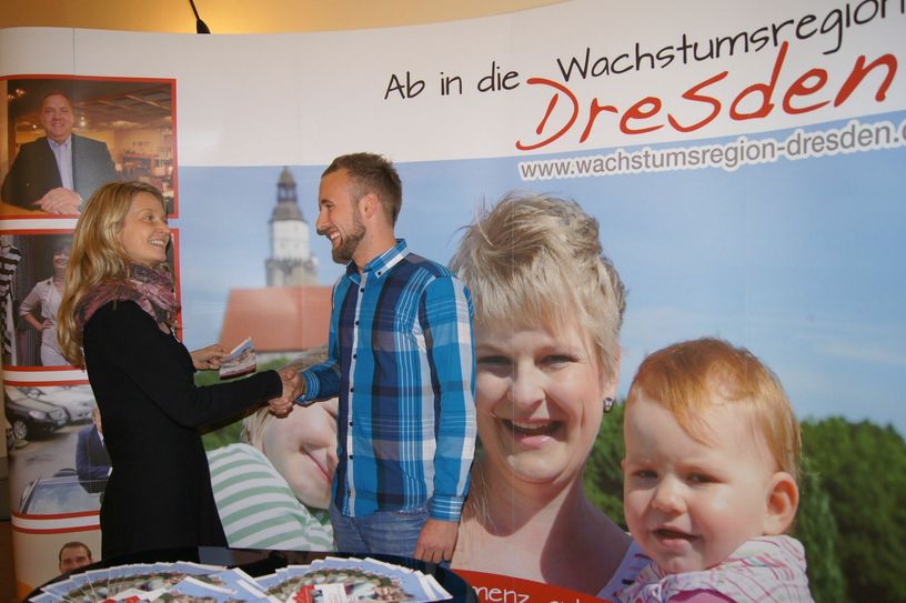 Die Wirtschaftsreferentin der Stadt Kamenz, Doreen-Charlotte Hantschke, begrüßt den neuen Projektmanager Manuel Saring vom Büro Neuland aus Oppach.     Foto: Stadt Kamenz