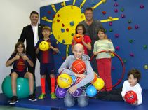 Spendenübergabe 2015 an den Sonnenstrahl e.V., Verlagsbereichsleiter Peter Hatzirakleos (li.) überbrachte damals Sportbälle Foto: Archiv/Eberlein