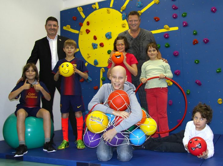Spendenübergabe 2015 an den Sonnenstrahl e.V., Verlagsbereichsleiter Peter Hatzirakleos (li.) überbrachte damals Sportbälle Foto: Archiv/Eberlein