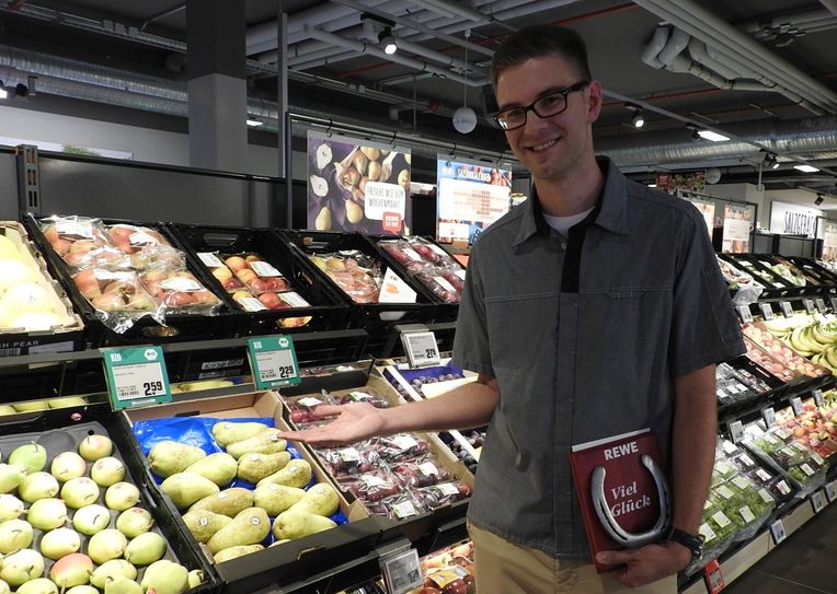 Stefan Lamke (25) ist Chef des Rewe-Marktes am Postplatz. Foto: Pönisch