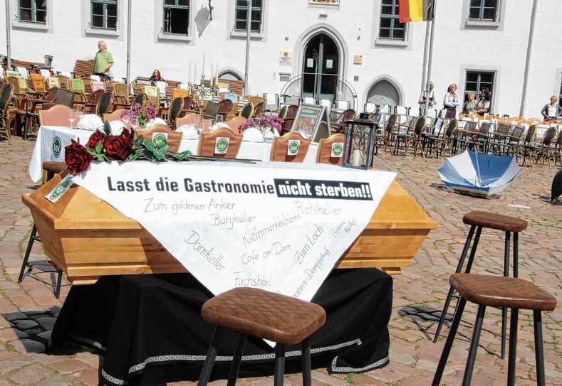 Im Mai haben die Meißner Gastronomen und Hoteliers mit der Aktion »Leere Stühle« auf ihre Situation während der Schließung aufmerksam gemacht. Die Stadt und der Gewerbeverein haben mit ihren Partnern starke Marketingaktionen auf den Weg gebracht, die einigen schon geholfen haben. Foto: Farrar