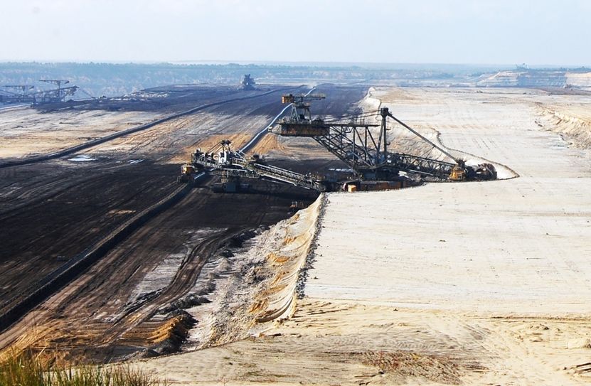 Seit 1998 wird Grubenwasser aus dem Tagebau Nochten über Rohrleitungen in die Grubenwasserbehandlungsanlage Schwarze Pumpe gebracht und dort zu Trink- und zu Brauchwasser aufbereitet. Foto: Schirmer