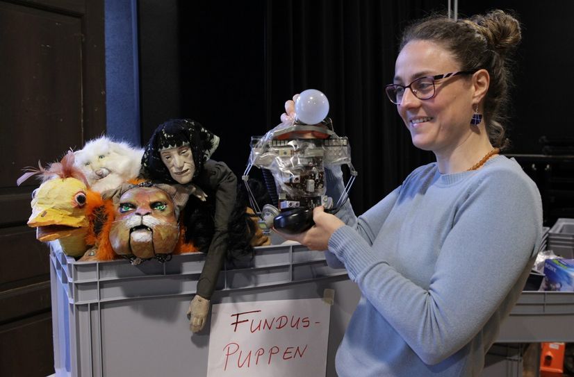 Die Dramaturgin Karoline Wernicke stellt Figuren aus dem Puppenfundus vor.