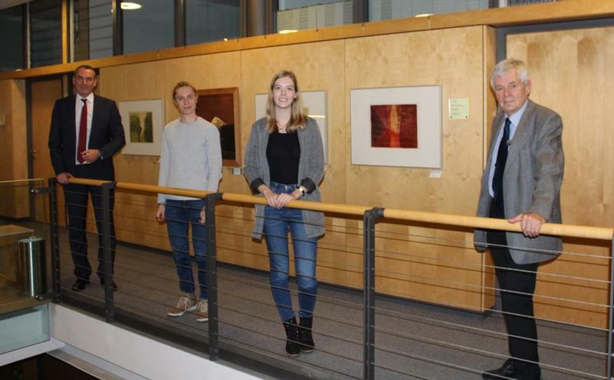 Bürgermeister Andreas Fredrich, Vorstandsvorsitzender des Stiftung), mit den Studenten  Julius Rublack und Sarah Rothe  und  Professor Peter Biegel, Vorsitzender des Kuratoriums (v.l.n.r.). Auf dem Foto fehlt Studentin Fränze Siegmund. Foto: Stadt Senftenberg